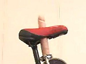 Mr Big cornea giapponese baby raggiunge l'orgasmo di guida uno Sybian biciclette