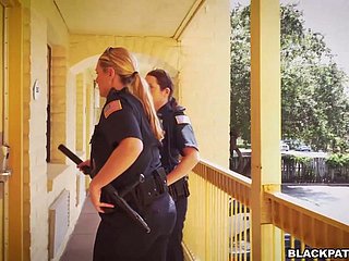 Две женщины полиции трахает один красивый арестованное чувак и съесть его сперму