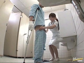 enfermera cachonda japonesa da una paja para el paciente