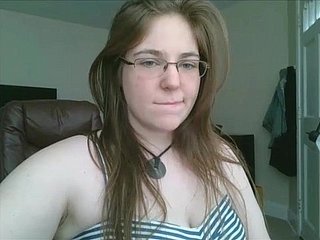 adolescente grasa en gafas se masturba en chilled through webcam