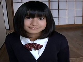 Linda garota de faculdade japonesa parece X-rated em seu uniforme