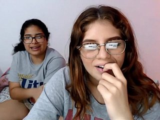 Dandyish nerdy latinas spelen met hun kutjes op cam