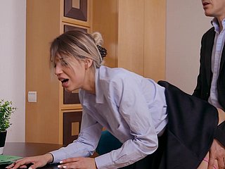 Elena Vedem cieszy się podczas seksu w stylu pieska w biurze