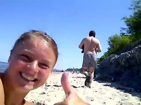 kẻ hư hỏng giật ở phụ nữ ghi bãi biển và cười