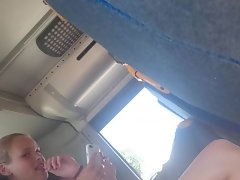 Intermitente corneta para 2 adolescentes calientes en polar parte 2 del autobús