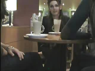 Blinkt adjacent to einem Café