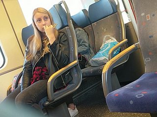 Девушка на поезде в шоке от большой выпуклости